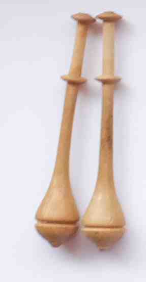 Paar ltere Klppel mit Ring ca 9 cm lang helles Holz