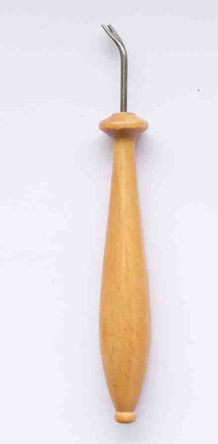 Nadelheber "Kuhfu" ca 9,3 cm lang helles Holz