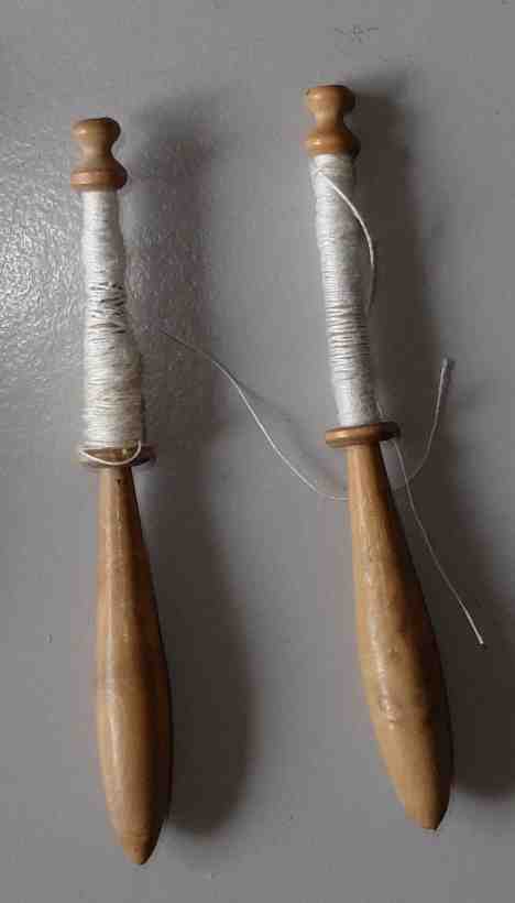 Pair of Le Puy bobbins 10,2 cm