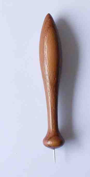 Pikiernadel dunkles Holz ca 8,4 cm lang